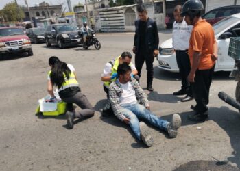 Conductora ignora luz roja y lesiona a motociclista