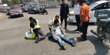 Conductora ignora luz roja y lesiona a motociclista