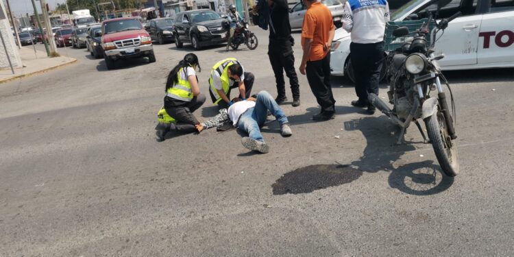 Conductora ignora luz roja y lesiona a motociclista