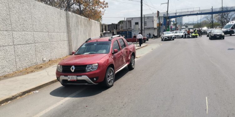 Conductora ignora luz roja y lesiona a motociclista