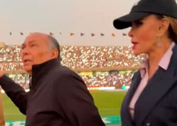 Captan a Lucía Méndez y el padre de Checo Pérez tomados de la mano