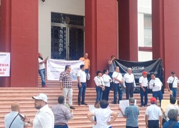 Jubilados del ISSSTE exigen pago de pensiones