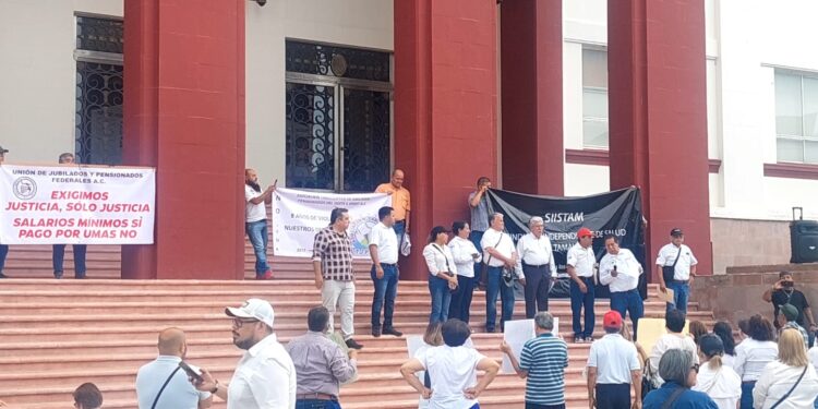 Jubilados del ISSSTE exigen pago de pensiones