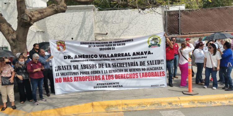 Protestan trabajadores de Salud, demandan plazas laborales