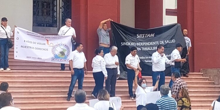 Jubilados del ISSSTE exigen pago de pensiones