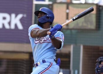 Rangers vencen 3-2 a Boston con cuadrangulares en la sexta