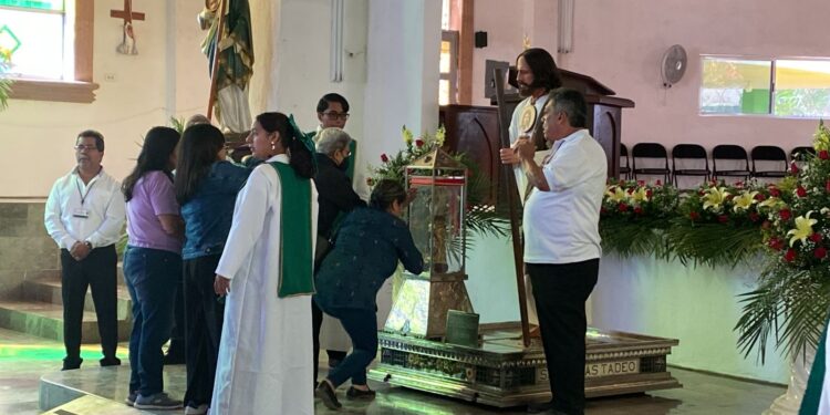 Muestran victorenses devoción por San Judas Tadeo; acuden a ver reliquias