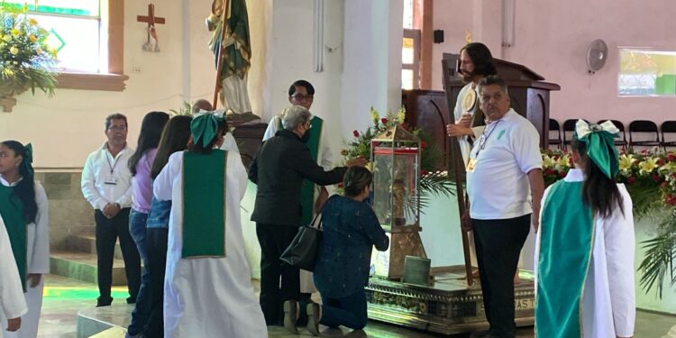 Muestran victorenses devoción por San Judas Tadeo; acuden a ver reliquias