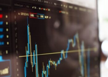 Wall Street se desploma tras confirmación de aranceles de Trump