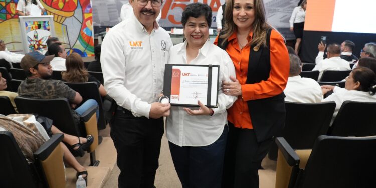 Entrega el rector Dámaso Anaya reconocimientos a jubilados del SUTUAT