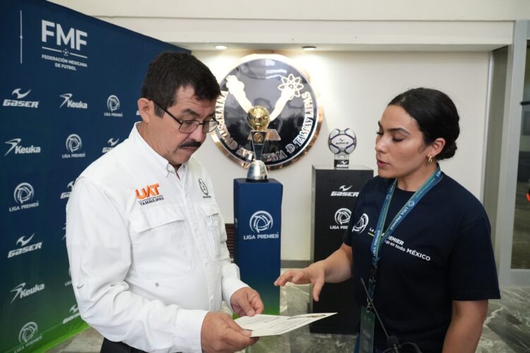 Recibe el rector Dámaso Anaya el Tour del Trofeo de la Liga Premier Mx