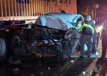 Ebrios estrellan camioneta en la caja de tráiler estacionado en ruta Tampico-Victoria