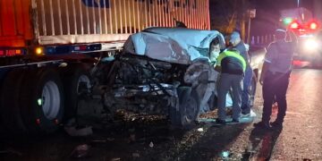 Ebrios estrellan camioneta en la caja de tráiler estacionado en ruta Tampico-Victoria