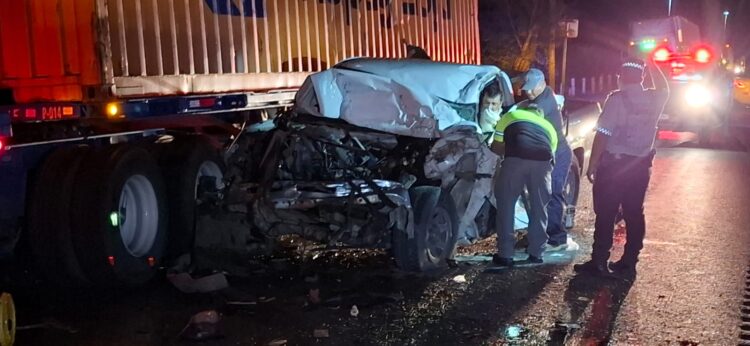 Ebrios estrellan camioneta en la caja de tráiler estacionado en ruta Tampico-Victoria