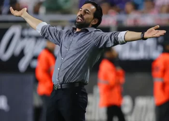 Mazatlán logra empatarle 1-1 a Chivas con polémico penal 