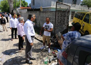 Américo Villarreal y su esposa María Santiago llevan apoyos a familias de Reynosa