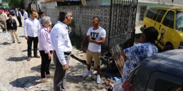 Américo Villarreal y su esposa María Santiago llevan apoyos a familias de Reynosa