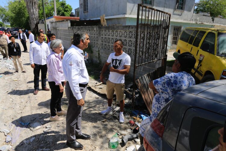 Américo Villarreal y su esposa María Santiago llevan apoyos a familias de Reynosa