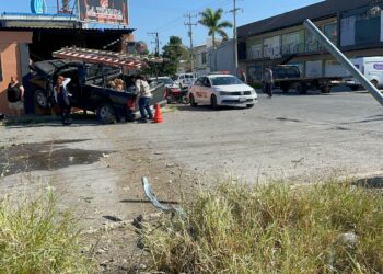 Constructor provoca accidente de tránsito y termina fracturado y en el hospital