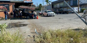 Constructor provoca accidente de tránsito y termina fracturado y en el hospital