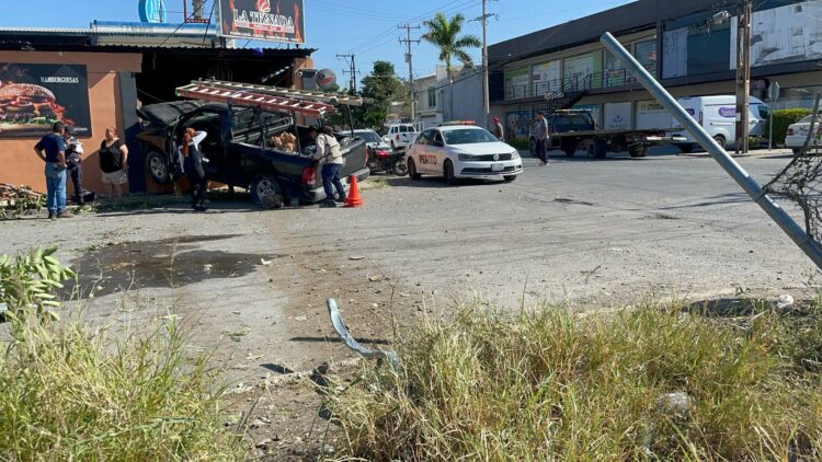 Constructor provoca accidente de tránsito y termina fracturado y en el hospital