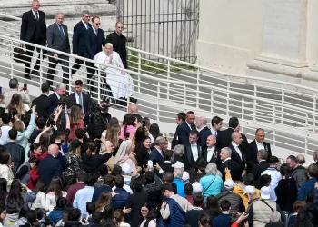 Papa Francisco aparece por sorpresa en la plaza de San Pedro en Domingo de Ramos