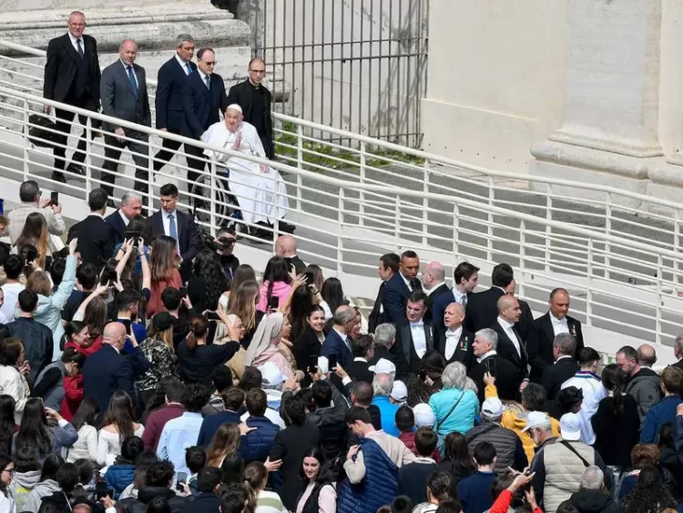 Papa Francisco aparece por sorpresa en la plaza de San Pedro en Domingo de Ramos
