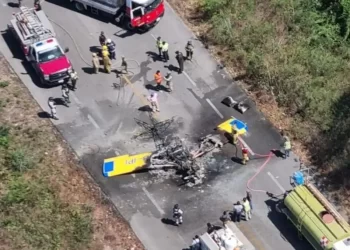 Avioneta aterriza de emergencia y se incendia en carretera Mérida-Cancún