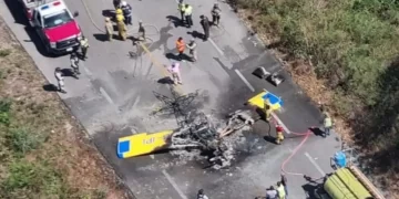 Avioneta aterriza de emergencia y se incendia en carretera Mérida-Cancún