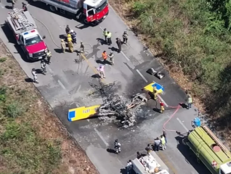 Avioneta aterriza de emergencia y se incendia en carretera Mérida-Cancún