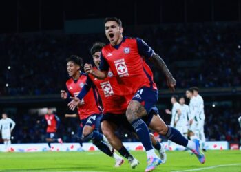 Cruz Azul remonta y derrota 2-1 al León, asegurando pase directo a Liguilla