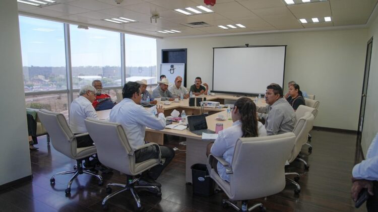 Dialoga secretario de Desarrollo Energético con ejidatarios de Llera inconformes con empresa de Parque Eólico