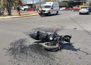 Motociclista grave al impactarse en camioneta que omitió alto en Bulevar Fidel Velázquez