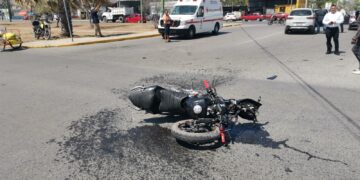 Motociclista grave al impactarse en camioneta que omitió alto en Bulevar Fidel Velázquez