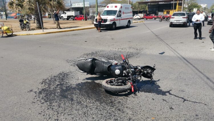 Motociclista grave al impactarse en camioneta que omitió alto en Bulevar Fidel Velázquez