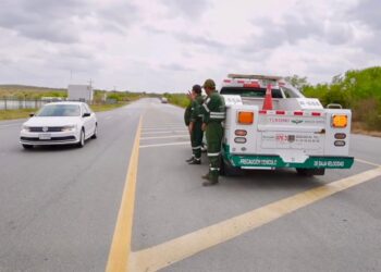 Los Ángeles Verdes patrullan carreteras para auxiliar a viajeros en algún percance
