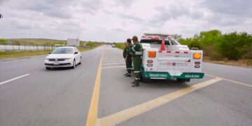 Los Ángeles Verdes patrullan carreteras para auxiliar a viajeros en algún percance
