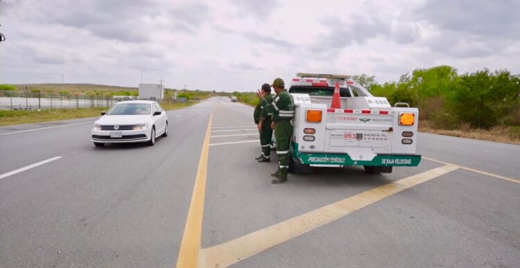 Los Ángeles Verdes patrullan carreteras para auxiliar a viajeros en algún percance