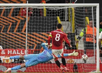 Manchester United gana 5-4 al Olympique Lyon en partidazo de Europa League