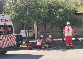 Mecánico sale herido al caer auto por falla del “gato” hidráulico