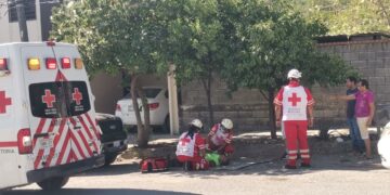 Mecánico sale herido al caer auto por falla del “gato” hidráulico