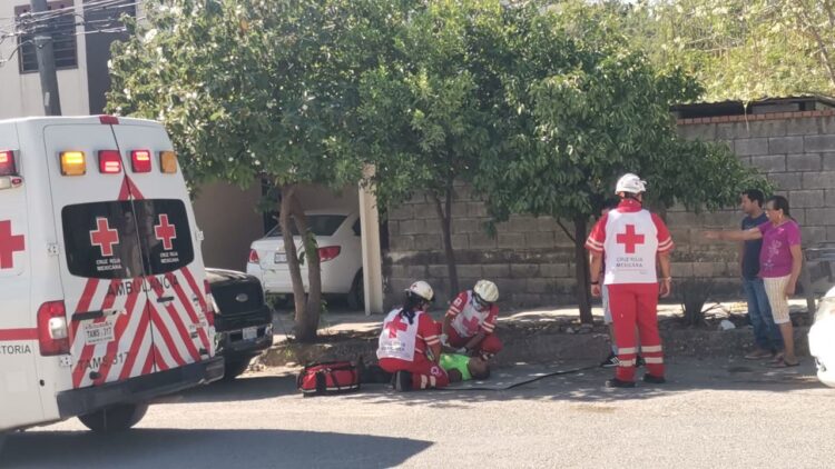 Mecánico sale herido al caer auto por falla del “gato” hidráulico