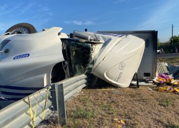 Vuelca tráiler en la carretera Cd. Victoria- Soto la Marina; “rapiñeros” hurtan la carga