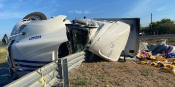 Vuelca tráiler en la carretera Cd. Victoria- Soto la Marina; “rapiñeros” hurtan la carga