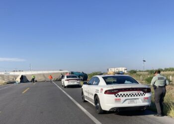 Vuelca tráiler en la carretera libre Monterrey-Nuevo Laredo al evitar choque