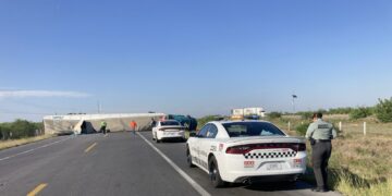 Vuelca tráiler en la carretera libre Monterrey-Nuevo Laredo al evitar choque