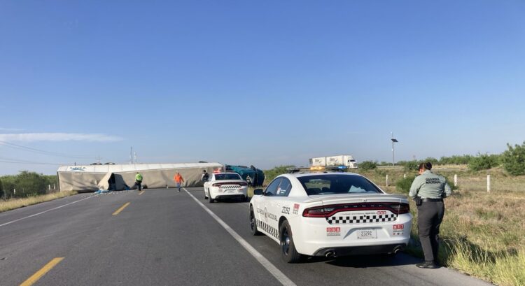 Vuelca tráiler en la carretera libre Monterrey-Nuevo Laredo al evitar choque