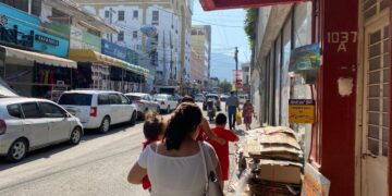 Comerciantes fijos y ambulantes dañan la imagen de Zona Rosa de Victoria y obstruyen áreas peatonales