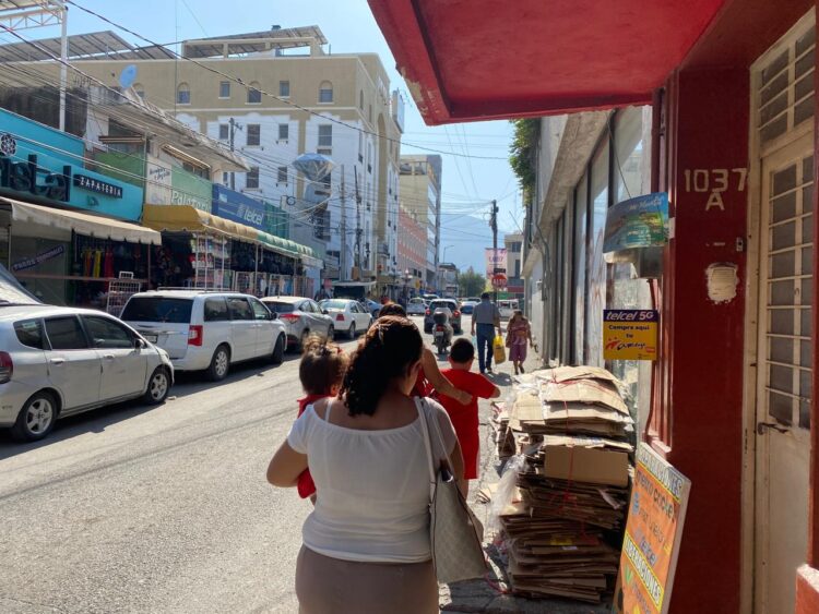 Comerciantes fijos y ambulantes dañan la imagen de Zona Rosa de Victoria y obstruyen áreas peatonales