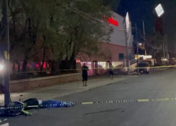 Muere motociclista al estrellarse contra poste de CFE frente a City Club en Victoria